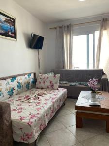 ein Wohnzimmer mit einem Bett und einem Sofa in der Unterkunft Alma Room in Sarandë