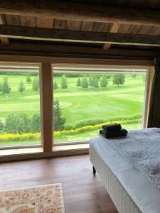 Habitación con cama y ventana grande. en Stokke Gård Burglamping en Stjoerdal