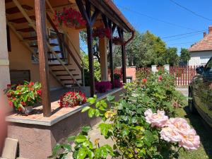 eine Veranda mit Blumen an der Seite eines Hauses in der Unterkunft Rose Garden in Siófok