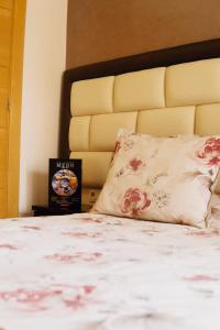 una cama con una almohada encima en Hotel La Luna en Beni Mellal