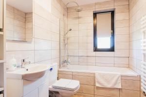 e bagno con lavandino, servizi igienici e vasca. di The Home Sweet Home a Gheorgheni