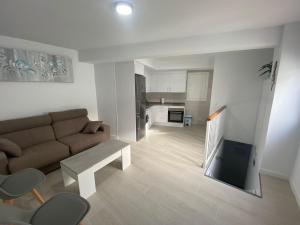 ein Wohnzimmer mit einem Sofa und einem Tisch in der Unterkunft apartamento isabel in Ardales