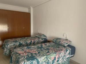 um quarto de hotel com duas camas e um armário em CA LAU em Burriana