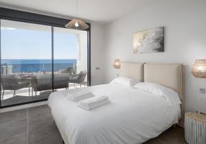 Postel nebo postele na pokoji v ubytování Blue Suite 2389 Sea Views