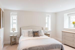 Luxury cottage in Stamford featured in the Sunday Times, best place to live tesisinde bir odada yatak veya yataklar