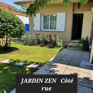 uma casa com um sinal que lê kancin zen cafe rue em Verolithos em Narrosse