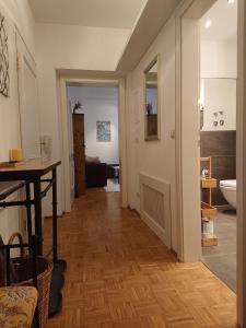 een hal van een badkamer met een wastafel en een toilet bij Ferienwohnung Barbarossa in Bad Reichenhall +21 foto's