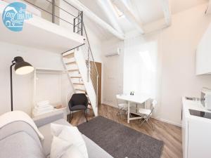 um apartamento branco com uma escada e uma secretária em Basovizza 3 Nicole Tirabora Short Rent em Villa Opicina