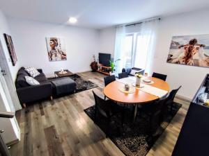 ein Wohnzimmer mit einem Tisch und einem Sofa in der Unterkunft Sunshine apartment for 6 & Terrase & Free Parking in Žilina