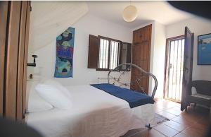 Un pat sau paturi într-o cameră la Casa Sonrisa - Sedella, Andalucìa