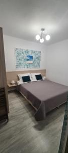 a bedroom with a large bed in a room at Apartament Andy in Saturn
