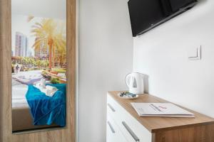 Televízia a/alebo spoločenská miestnosť v ubytovaní Studio pokój Dubaj Centrum Zakopane