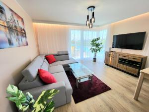 uma sala de estar com um sofá e uma televisão em Eksclusive Apartment PARADISE DOWN TOWN 6 persons 3 rooms em Cracóvia