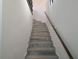 eine Treppe in einem weißen Gebäude in der Unterkunft Къщата с разкопките in Sozopol