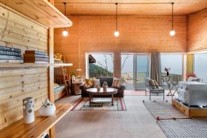 卡纳塔尔Avalon Cottages, Kanatal by Leisure Hotels的客厅设有木墙和桌子 更多37张照片