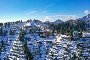 卡纳塔尔Avalon Cottages, Kanatal by Leisure Hotels的雪地中度假村的空中景观