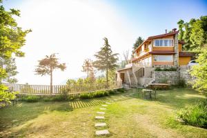 卡纳塔尔Avalon Cottages, Kanatal by Leisure Hotels的一座带围栏和庭院的房子