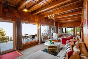 Avalon Cottages, Kanatal by Leisure Hotels的阳台或露台