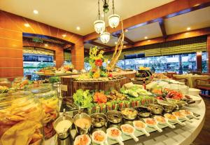 un buffet con muchos alimentos diferentes en una mesa en The Qamar Paka, Terengganu, en Paka