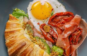Jedlo v ubytovaní bed & breakfast alebo blízkom okolí