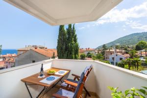 balkon ze stołem i krzesłami oraz widokiem w obiekcie Apartment Vita Lovran w mieście Lovran +32 zdjęcia