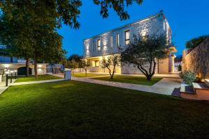 Zahrada ubytování NEW! Stylish Villa Neven with 44sqm heated private pool, 4 en-suite bedrooms, 2 living and dining areas, wine cellar