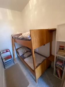 Zimmer mit 2 Etagenbetten in einem Zimmer in der Unterkunft Stadtdomizil in Lichtenstein