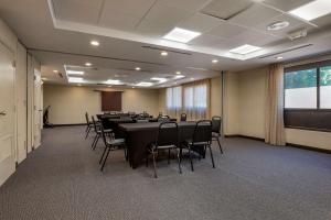 una sala de conferencias con una mesa larga y sillas en MainStay Suites Horsham - Philadelphia, en Horsham