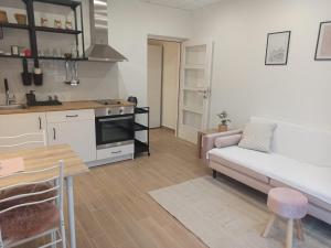 a living room with a couch and a kitchen at Apartman Vranac in Vela Luka