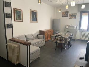 ein Wohnzimmer mit einem Sofa und einem Tisch in der Unterkunft Casa Stella in Scandicci