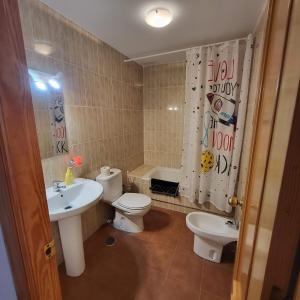 Kúpeľňa v ubytovaní Casa amplia adosada al lado de la playa