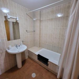 Kúpeľňa v ubytovaní Casa amplia adosada al lado de la playa