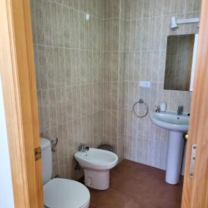 Kúpeľňa v ubytovaní Casa amplia adosada al lado de la playa