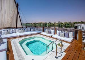 Dahabeya Molouky Nile Cruise- Every Monday from Luxor- Aswan for 05 nightsの敷地内または近くにあるプール
