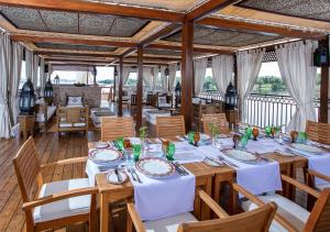 Restaurace v ubytování Dahabeya Molouky Nile Cruise- Every Monday from Luxor- Aswan for 05 nights