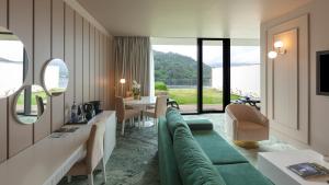 uma sala de estar com um sofá e uma mesa em Douro Royal Valley Hotel & Spa em Riba Douro