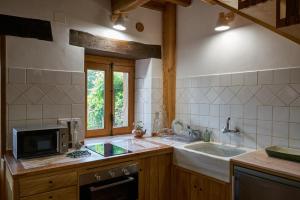 Kuchyň nebo kuchyňský kout v ubytování Casa Rural Caenia Parejas