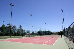 - un court de tennis éclairé dans l'établissement TH Costa Rei - Free Beach Resort, à Monte Nai