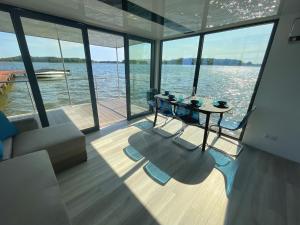 una stanza con tavolo e sedie su una barca di Boathousing - apartament na wodzie, dom pływający, łódź, luksusowy apartament a Myślibórz Altre 14 foto