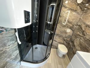 un bagno con doccia e WC di Boathousing - apartament na wodzie, dom pływający, łódź, luksusowy apartament a Myślibórz