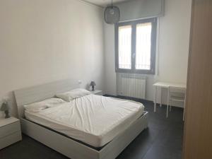 ein weißes Schlafzimmer mit einem Bett und einem Schreibtisch in der Unterkunft Casa Stella in Scandicci