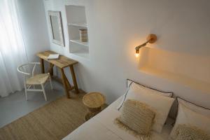 En eller flere senger på et rom på Makarias Traditional Luxury Villas