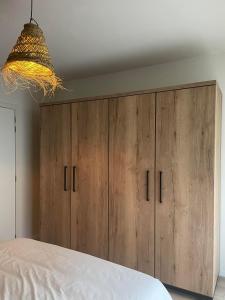Ένα ή περισσότερα κρεβάτια σε δωμάτιο στο Leuk appartement te huur in Koksijde - zonder handdoeken en lakens!