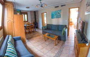 A television and/or entertainment centre at Apartamentos Rurales El Prado