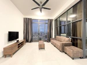 sala de estar con sofá y TV de pantalla plana en Quartz near to Jonker Walk with Infinity Pool Cozy 3B2B, en Melaka