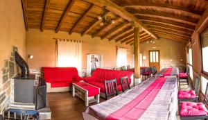 A television and/or entertainment centre at Apartamentos Rurales El Prado