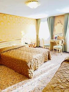 Habitación de hotel con 2 camas y escritorio en Hotel Canal & Walter en Venecia