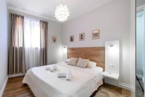 una camera da letto bianca con un grande letto con asciugamani sopra di Apartments Orsula near old town a Šibenik Altre 44 foto