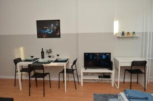 En TV eller et underholdningssystem på TIKE, TAK - Central Residence + 13 bilder