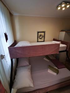 two bunk beds in a room with a window at Villa Bose- Apartmani Luka Šodan in Brela